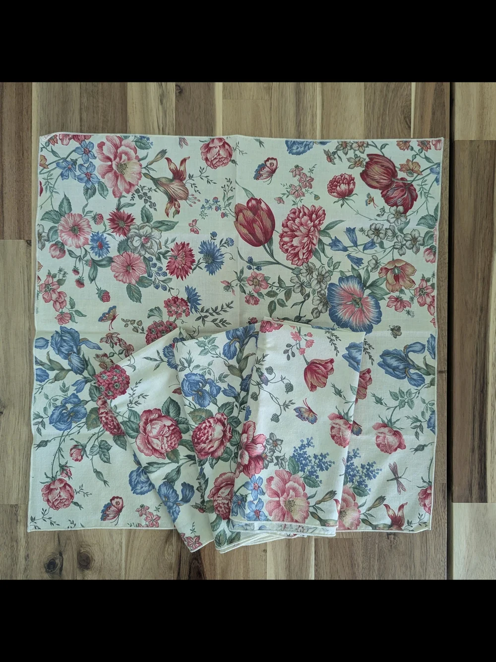 English Garden Williams-Sonoma-Style Napkins in Cream with Red & Blue Flowers